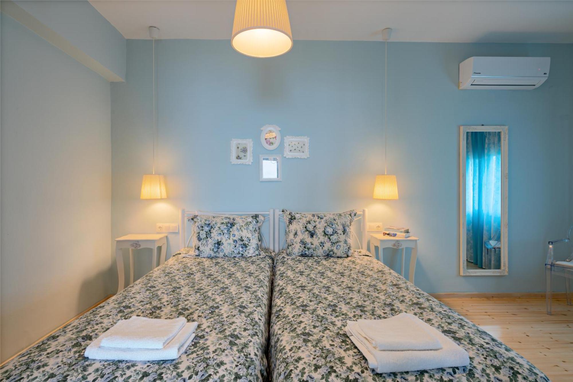 The Village Apartments Плакиас Экстерьер фото